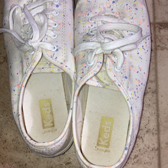 White paint splatter Keds. In good shape. Tread is a bit stained. - Picture 6 of 7